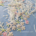Tissu fait main avec des fleurs roses et des plumes